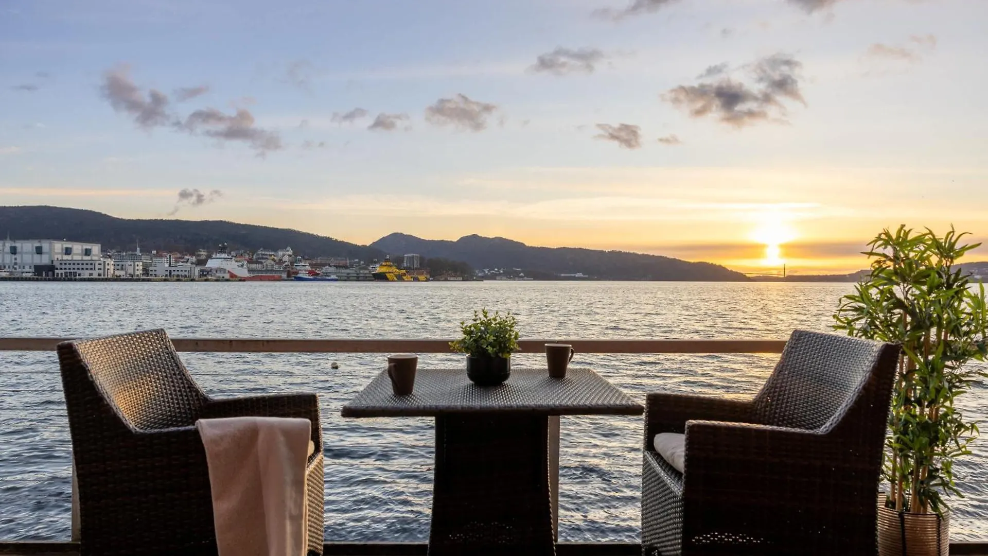 Heimby Homes - Balcony Above The Sea Bergen
