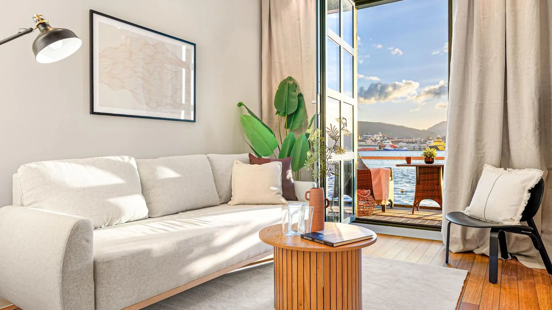 Heimby Homes - Balcony Above The Sea Bergen