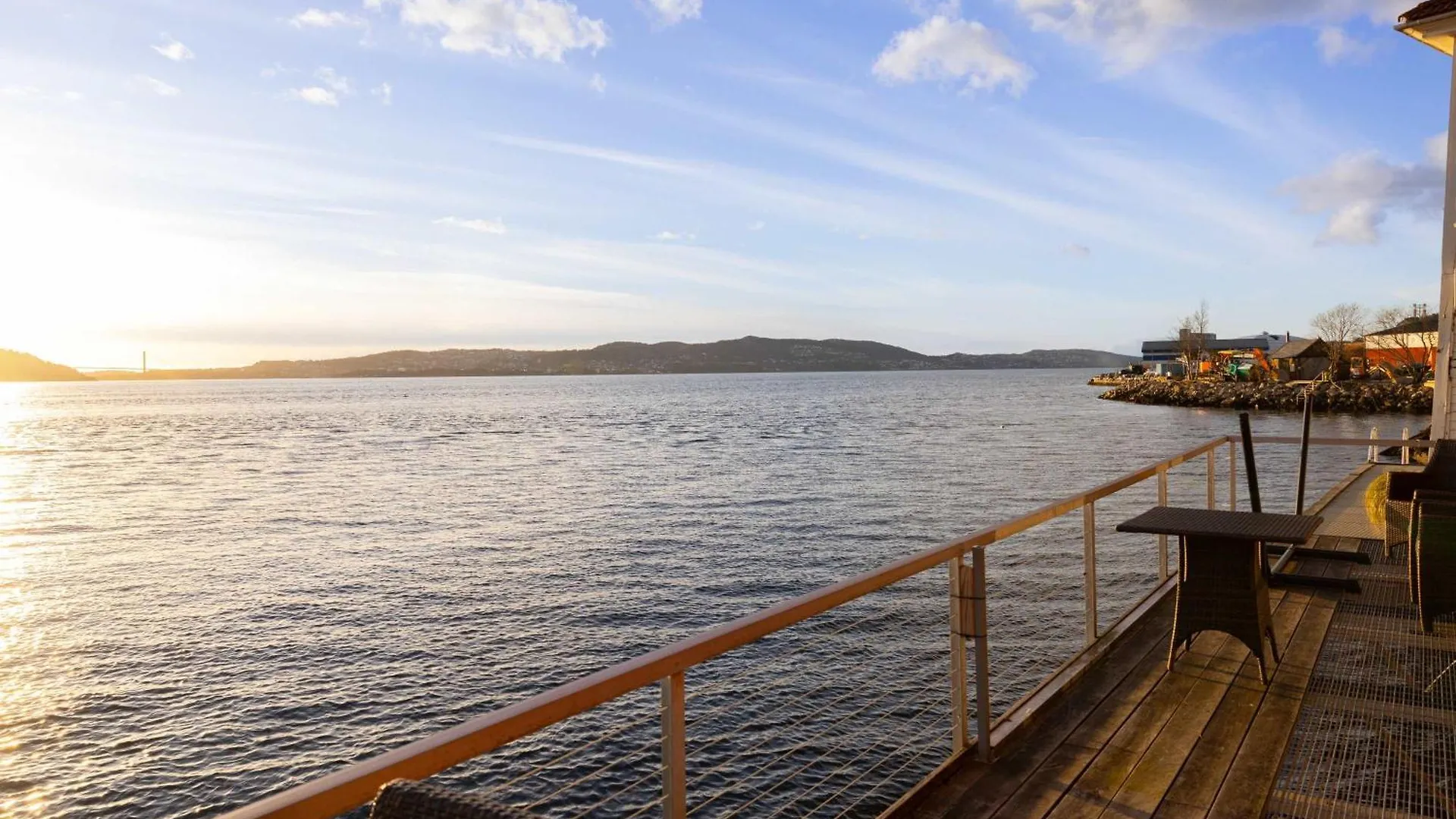 Heimby Homes - Balcony Above The Sea Bergen Apartment