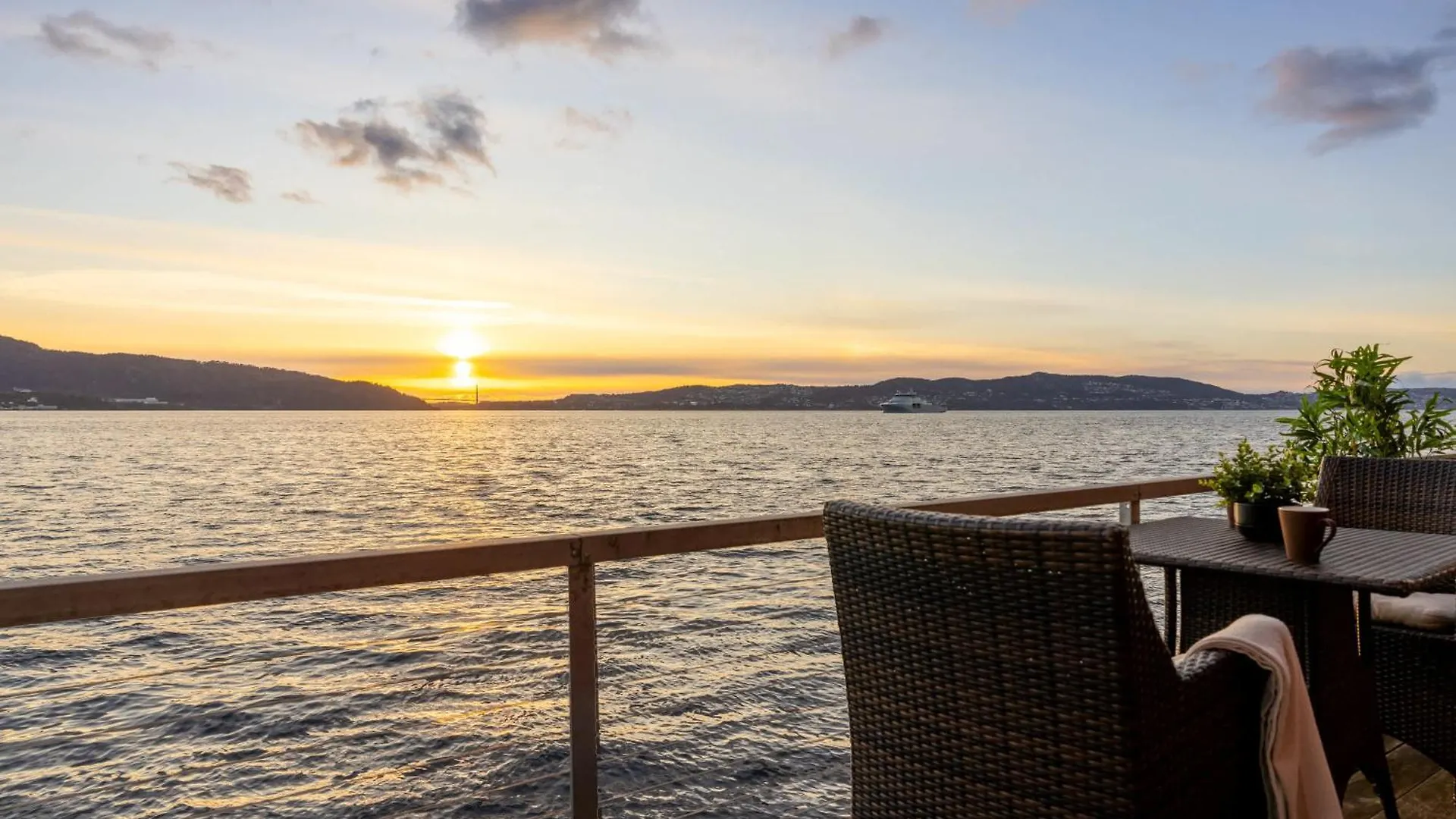 Heimby Homes - Balcony Above The Sea Bergen