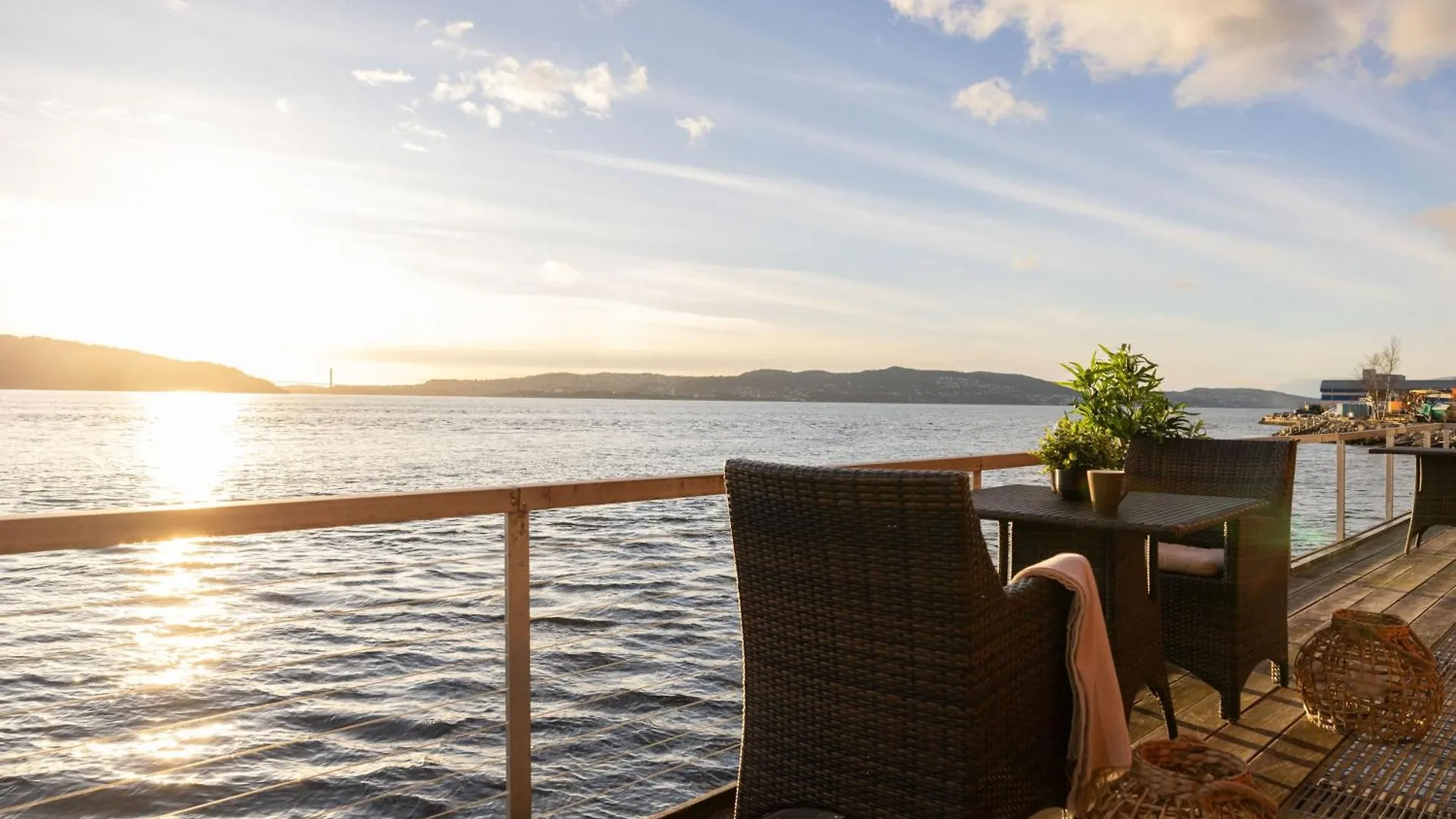 Heimby Homes - Balcony Above The Sea Bergen Apartment
