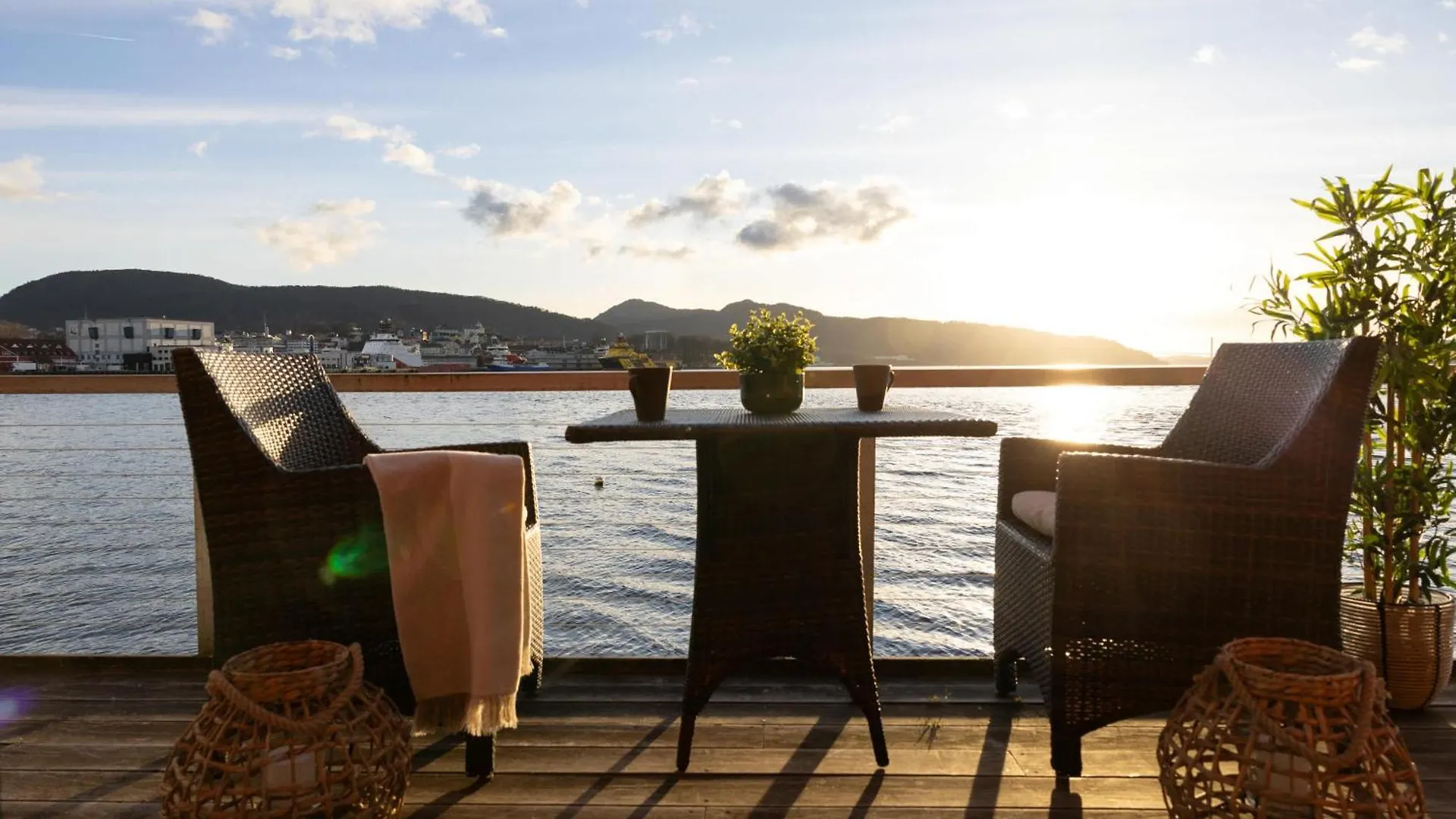 Heimby Homes - Balcony Above The Sea Bergen