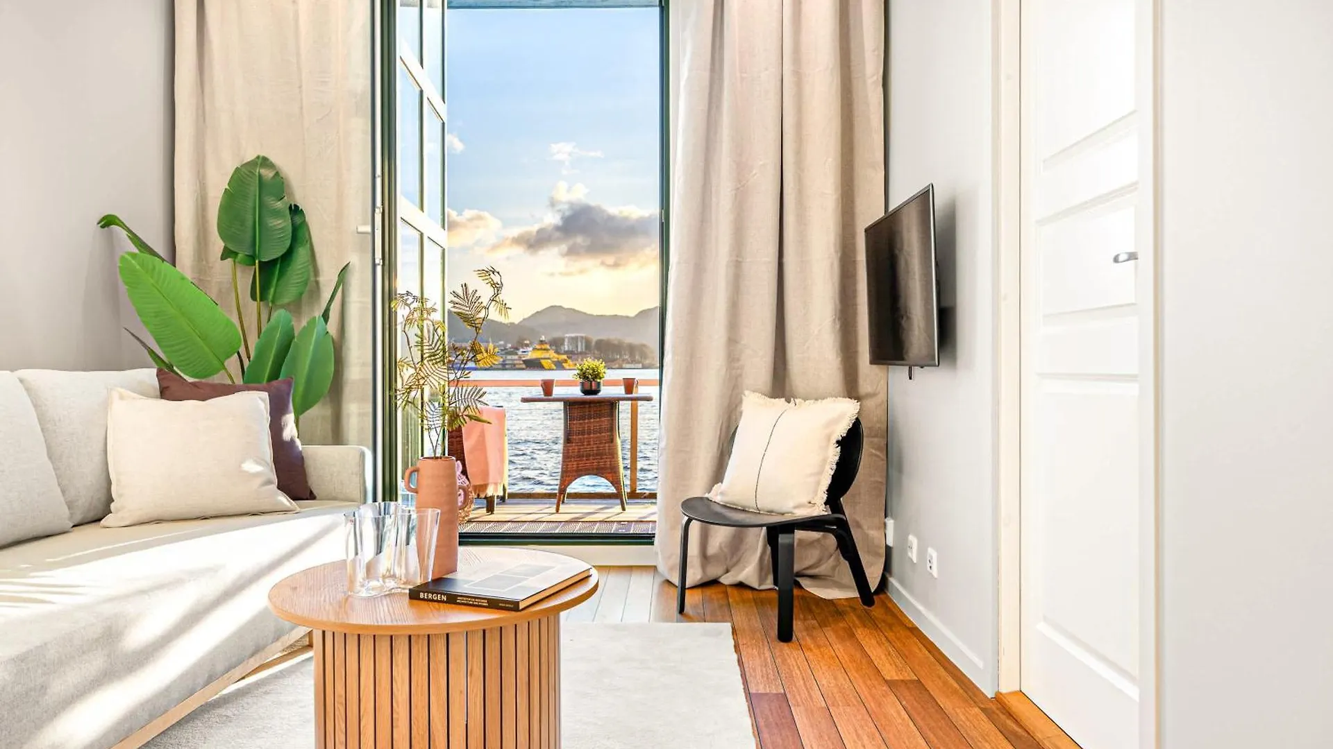 Heimby Homes - Balcony Above The Sea Bergen Apartment